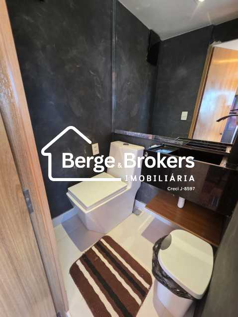 Conheça Lavabo 3 piso do imóvel - Cobertura à venda Avenida Lúcio Costa, Barra da Tijuca, Rio de Janeiro - R$ 3.300.000 - RJCO20020 - 30 Lavabo 3 piso - 30