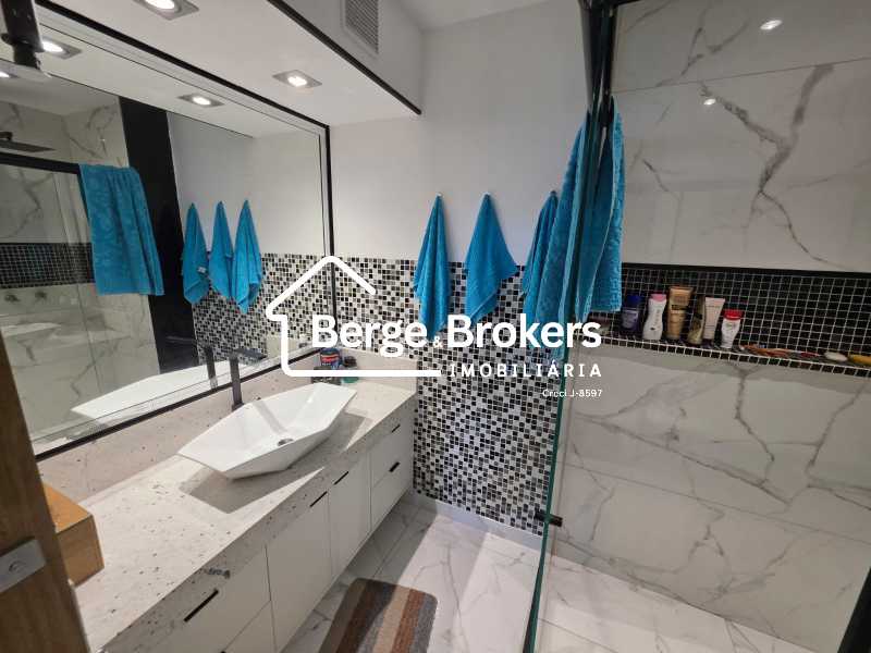 Conheça Banheiro social 2° piso do imóvel - Cobertura à venda Avenida Lúcio Costa, Barra da Tijuca, Rio de Janeiro - R$ 3.300.000 - RJCO20020 - 18 Banheiro social 2° piso - 18