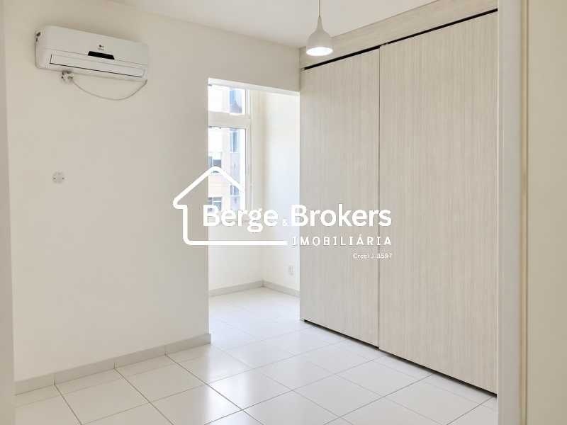 Conheça QUARTO 2 do imóvel - EXCELENTE 2 QUARTOS EM COPACABANA COM GARAGEM - RJAP20807 - 13 QUARTO 2 - 13