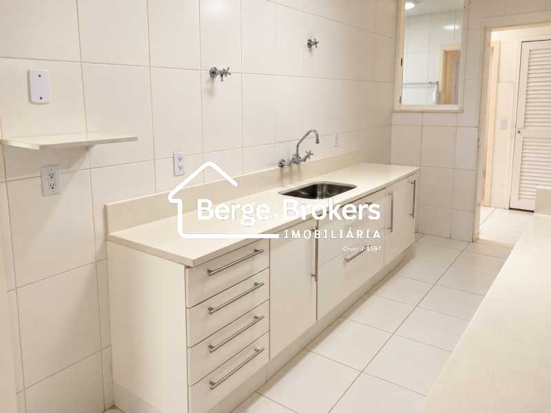 Conheça COZINHA do imóvel - EXCELENTE 2 QUARTOS EM COPACABANA COM GARAGEM - RJAP20807 - 16 COZINHA - 16