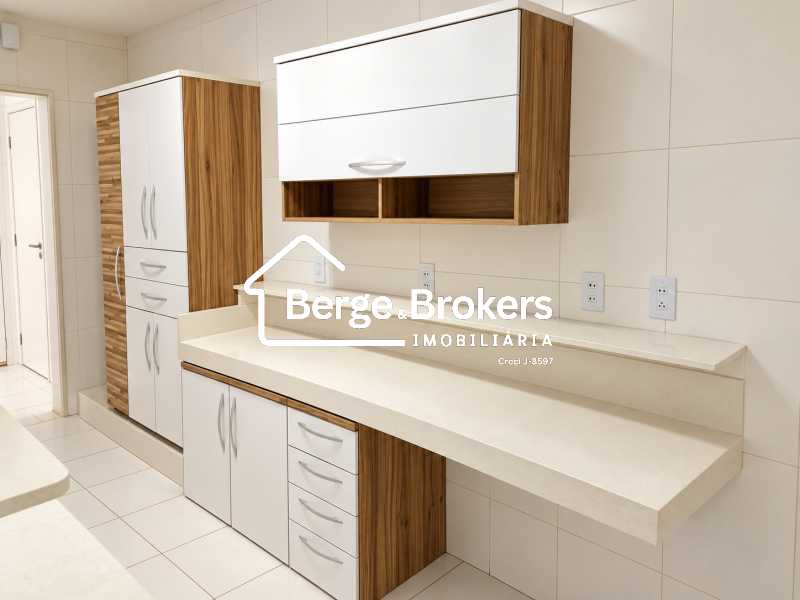 Conheça COZINHA do imóvel - EXCELENTE 2 QUARTOS EM COPACABANA COM GARAGEM - RJAP20807 - 17 COZINHA - 17