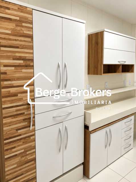 Conheça COZINHA do imóvel - EXCELENTE 2 QUARTOS EM COPACABANA COM GARAGEM - RJAP20807 - 18 COZINHA - 18