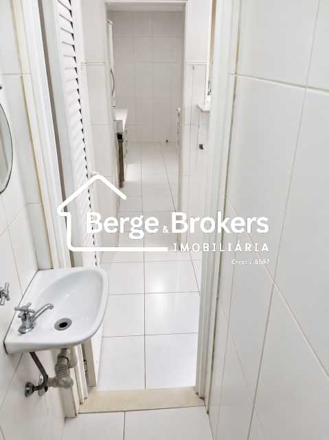 Conheça BANHEIRO DE SERVIÇO do imóvel - EXCELENTE 2 QUARTOS EM COPACABANA COM GARAGEM - RJAP20807 - 24 BANHEIRO DE SERVIÇO - 24