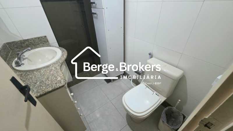 Conheça BANHEIRO do imóvel - SALA E QUARTO COM GARAGEM EM COPACABANA - RJAP10406 - 12 BANHEIRO - 12