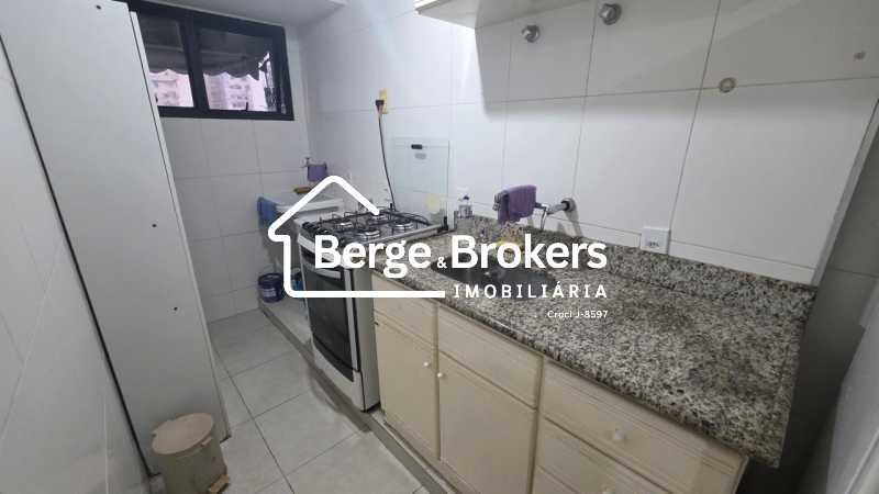 Conheça COZINHA do imóvel - SALA E QUARTO COM GARAGEM EM COPACABANA - RJAP10406 - 13 COZINHA - 13