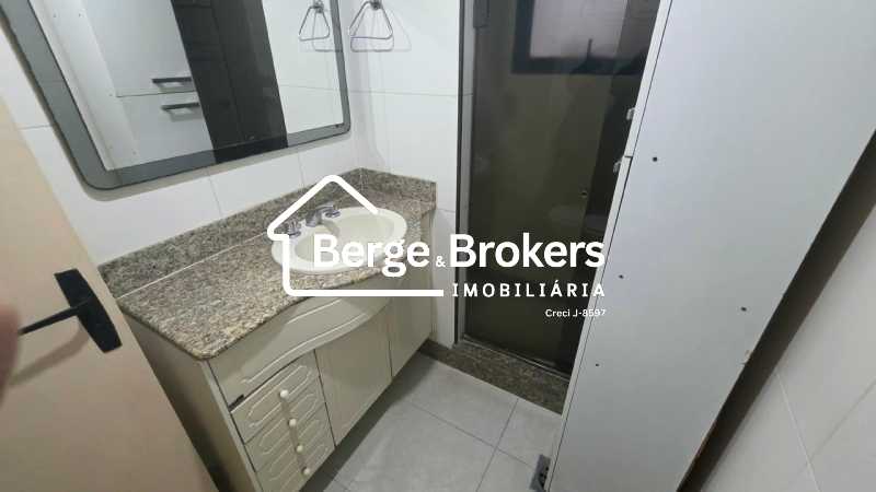Conheça BANHEIRO do imóvel - SALA E QUARTO COM GARAGEM EM COPACABANA - RJAP10406 - 11 BANHEIRO - 11