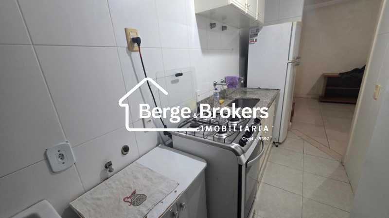 Conheça COZINHA do imóvel - SALA E QUARTO COM GARAGEM EM COPACABANA - RJAP10406 - 15 COZINHA - 15
