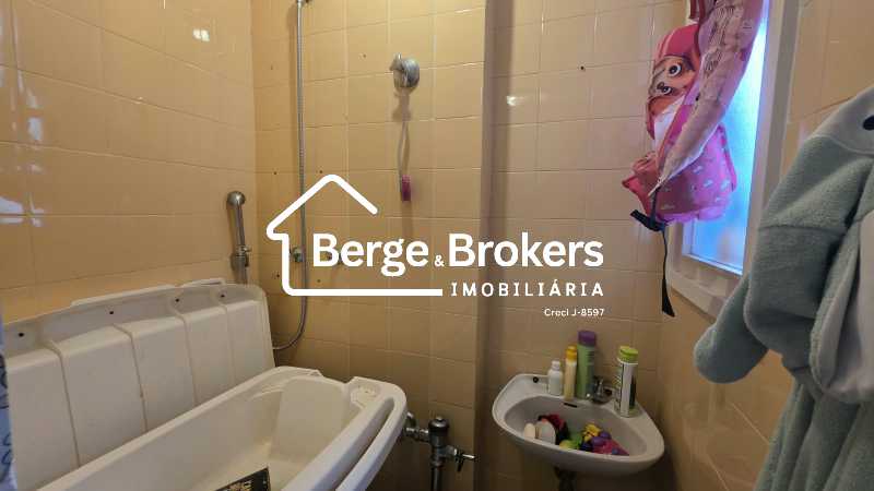 Conheça Banheiro de serviço do imóvel - Cobertura à venda Rua da Matriz, Botafogo, Rio de Janeiro - R$ 1.000.000 - RJCO10012 - 13 Banheiro de serviço - 13