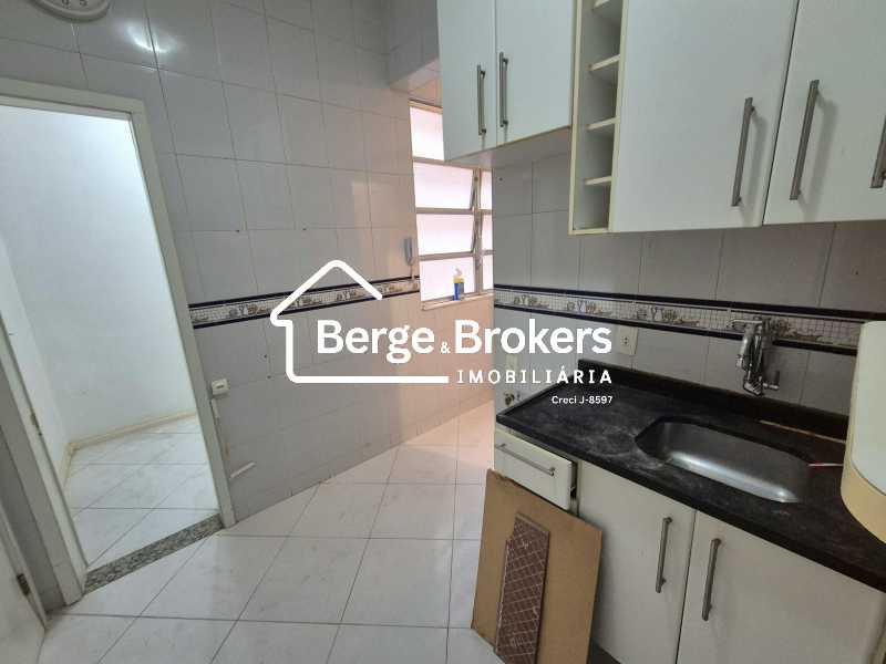 Conheça COZINHA do imóvel - RUA NOBRE EM COPACABANA/ SALA E QUARTO COM DEPENDÊNCIOA COMPLETA - RJAP10408 - 14 COZINHA - 14