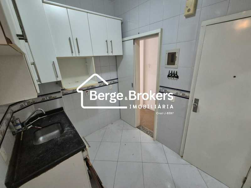 Conheça COZINHA do imóvel - RUA NOBRE EM COPACABANA/ SALA E QUARTO COM DEPENDÊNCIOA COMPLETA - RJAP10408 - 15 COZINHA - 15