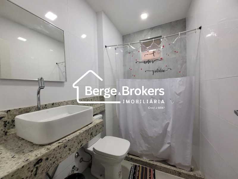 Conheça 08 - Banheiro da suite do imóvel - Apartamento à venda Rua Belfort Roxo, Copacabana, Rio de Janeiro - R$ 1.180.000 - RJAP30771 - 8 08 - Banheiro da suite - 8