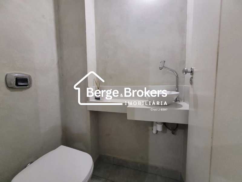 Conheça 13 - Lavabo do imóvel - Apartamento à venda Rua Belfort Roxo, Copacabana, Rio de Janeiro - R$ 1.180.000 - RJAP30771 - 13 13 - Lavabo - 13