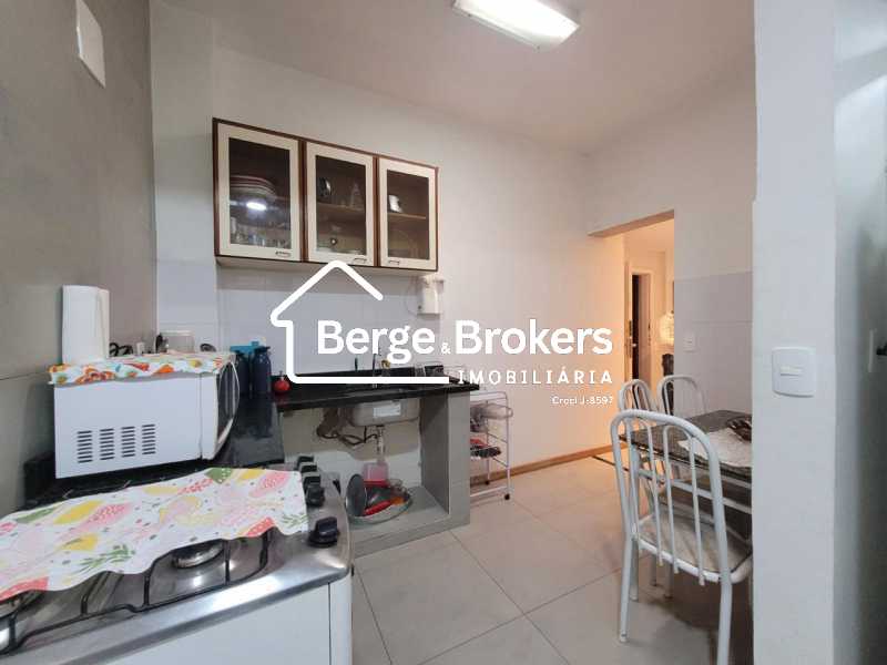 Conheça 15 - Copa-cozinha - vista para do imóvel - Apartamento à venda Rua Belfort Roxo, Copacabana, Rio de Janeiro - R$ 1.180.000 - RJAP30771 - 15 15 - Copa-cozinha - vista para - 15
