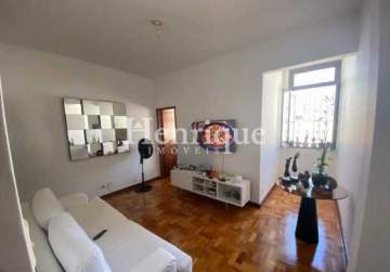 Apartamento à venda na Rua Pedro Américo, Catete. Sala ampla, 1 quarto, cozinha, área de serviço, banheiro de serviço e excelente localização próxima ao metrô, comércio e transporte público. - FLAP10817