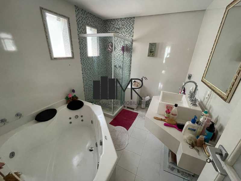Conheça Banheiro do imóvel - Casa em Condomínio à venda Avenida Aldemir Martins, Recreio dos Bandeirantes, Rio de Janeiro - R$ 2.800.000 - RM20 - 25 Banheiro - 25