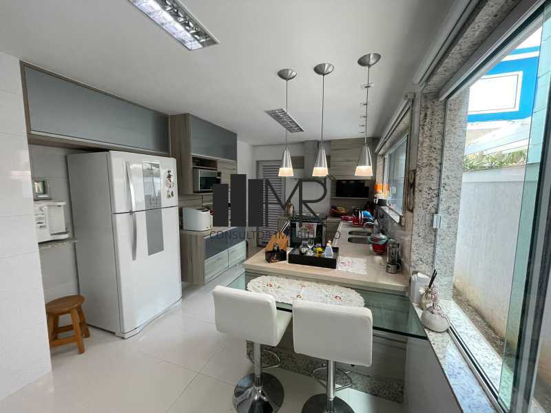 Conheça Cozinha do imóvel - Casa em Condomínio à venda Avenida Aldemir Martins, Recreio dos Bandeirantes, Rio de Janeiro - R$ 2.800.000 - RM20 - 27 Cozinha - 27