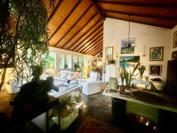 Casa em Condomínio à Venda - 3 Dormitórios (1 Suíte) - Jacarepaguá - 950 m² Piscina - M89574