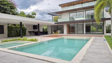Imperdível - Casa Triplex em Condomínio de Alto Padrão à Venda ou para locação - 5 Suítes - Mansões da Barra, Barra da Tijuca - 950 m² com Piscina, Spa, Elevador e Espaço Gourmet - DM112