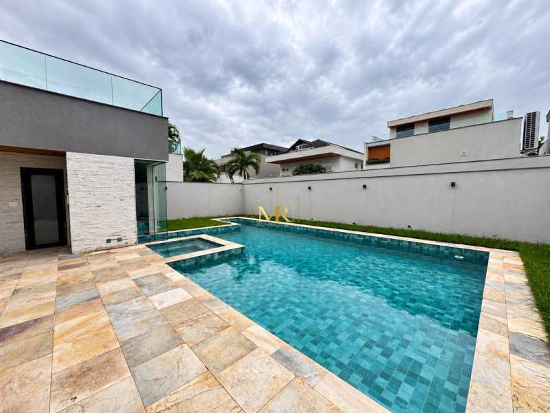 Conheça WhatsApp Image 2026-10-08 at 1 do imóvel - Casa em Condomínio à venda Rua Ayrton Luiz Gonçalves, Barra da Tijuca, Rio de Janeiro - R$ 10.900.000 - M0029 - 17 WhatsApp Image 2026-10-08 at 1 - 17