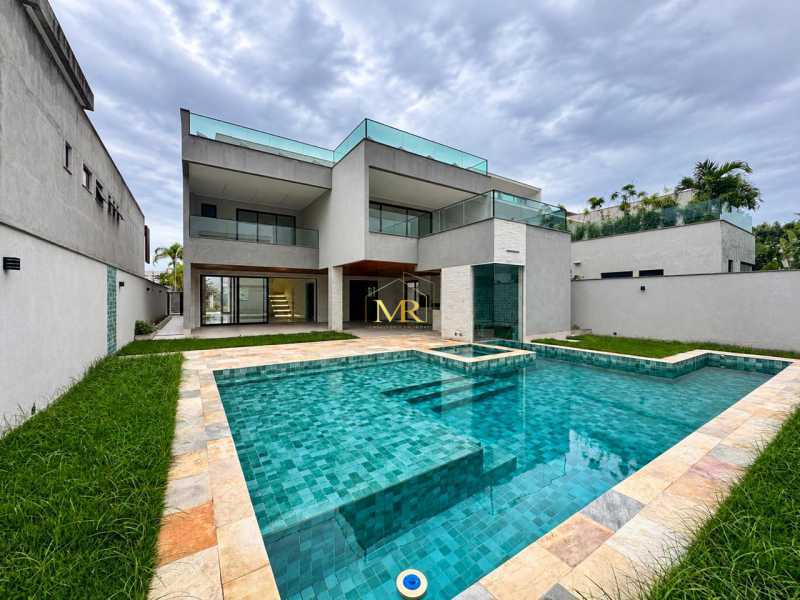 Conheça WhatsApp Image 2026-10-08 at 1 do imóvel - Casa em Condomínio à venda Rua Ayrton Luiz Gonçalves, Barra da Tijuca, Rio de Janeiro - R$ 10.900.000 - M0029 - 16 WhatsApp Image 2026-10-08 at 1 - 16