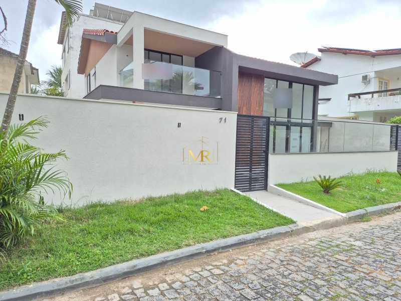 Conheça imovel_foto_1_placas_desfocada do imóvel - Casa no coração da Barra da Tijuca com 4 suítes, piscina e churrasqueira - DM272 - 24 imovel_foto_1_placas_desfocada - 24