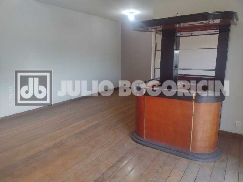 01RuaMaxwell4quartossendo1suit - 1