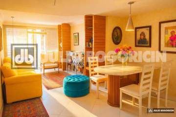 Apartamento em Copacabana com varanda junto ao metrô da Praça Eugênio Jardim - JBC305273