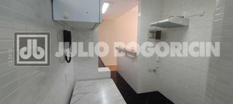 Conheça 20 do imóvel - Excelente apartamento, reformado, 2 quartos (suíte). Condomínio barato. NADA A FAZER ! Oportunidade!! - JBT207455 - 20 20 - 20