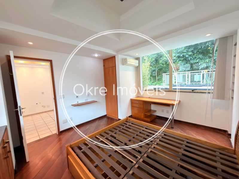 Conheça Quarto superior do imóvel - COBERTURA DUPLEX À VENDA NO LEBLON. - 8594 - 15 Quarto superior - 15