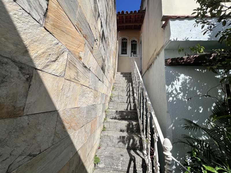 Conheça Escada de acesso ao sobrado do imóvel - Casa sobrado à venda em Santa Bárbara com 2 quartos | Ótima localização - JNCA30001 - 26 Escada de acesso ao sobrado - 26