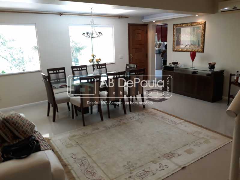VILA VALQUEIRE - EXCELENTE CASA, EM CONDOMÍNIO FECHADO 