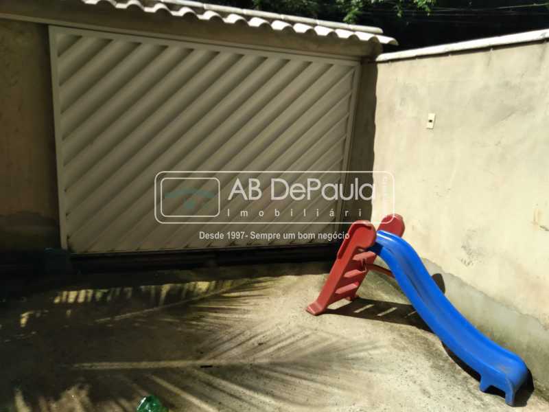 VENDE NA TAQUARA - CASA DUPLEX COM AMPLO TERRAÇO