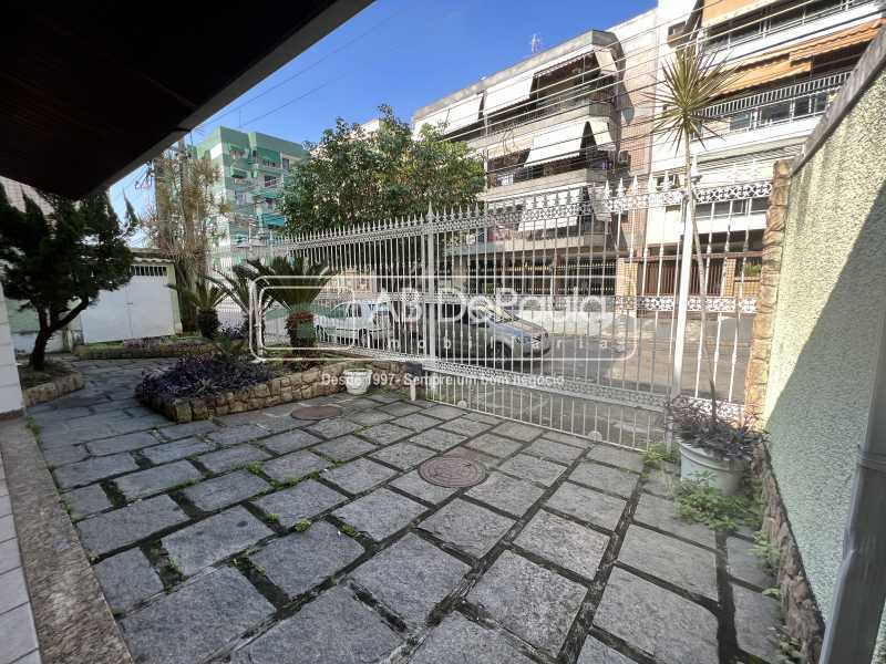 VILA VALQUEIRE - CONDOMÍNIO NOVA VALQUEIRE. Magnífica casa 406m2 Construídos, 05 Dormitórios (2 Suítes)