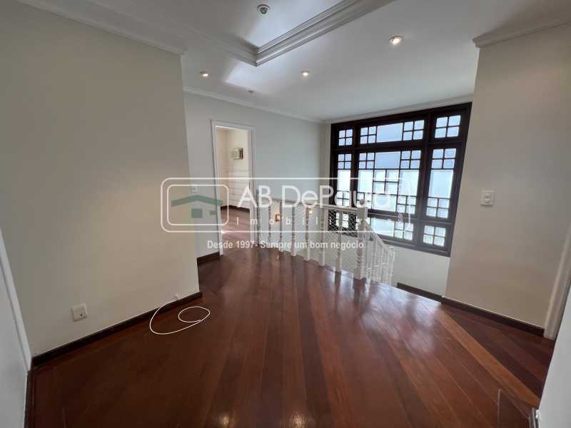 VILA VALQUEIRE - CONDOMÍNIO NOVA VALQUEIRE. Magnífica casa 406m2 Construídos, 05 Dormitórios (2 Suítes)