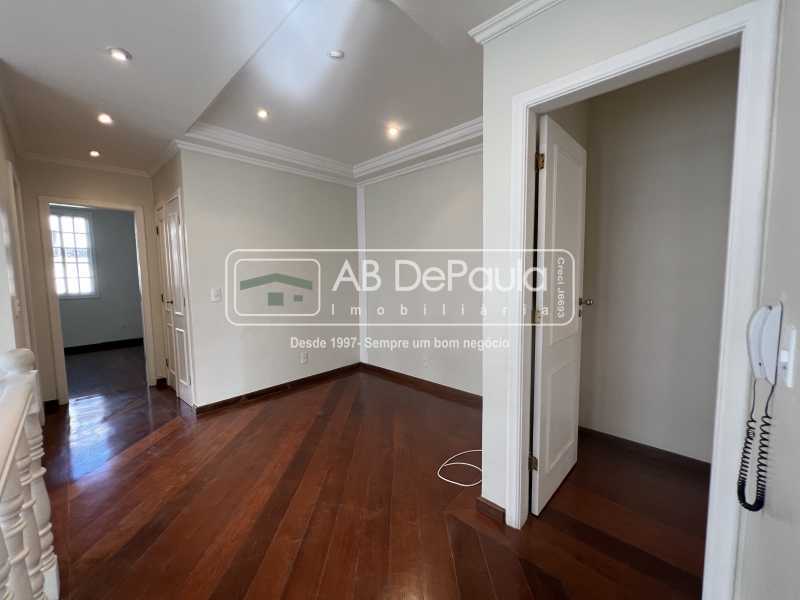VILA VALQUEIRE - CONDOMÍNIO NOVA VALQUEIRE. Magnífica casa 406m2 Construídos, 05 Dormitórios (2 Suítes)