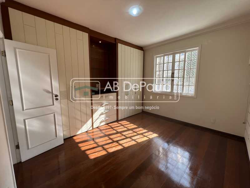 VILA VALQUEIRE - CONDOMÍNIO NOVA VALQUEIRE. Magnífica casa 406m2 Construídos, 05 Dormitórios (2 Suítes)