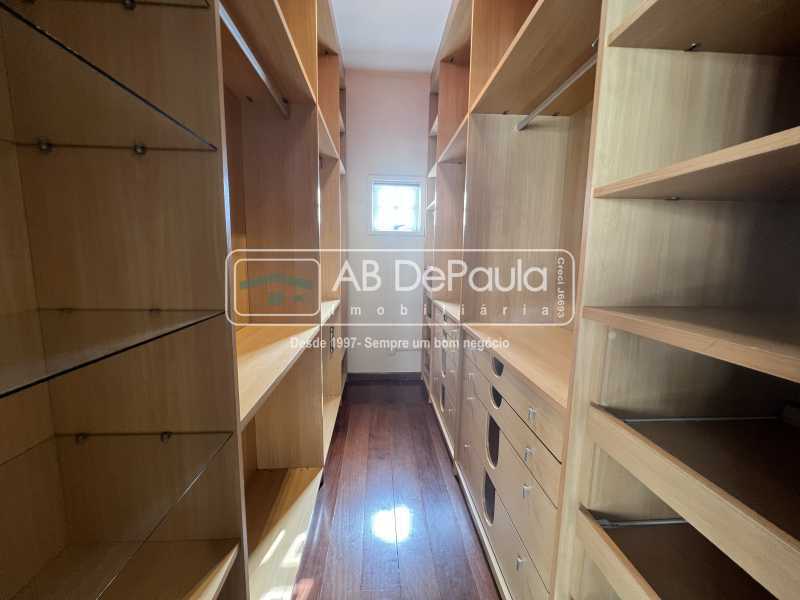 VILA VALQUEIRE - CONDOMÍNIO NOVA VALQUEIRE. Magnífica casa 406m2 Construídos, 05 Dormitórios (2 Suítes)