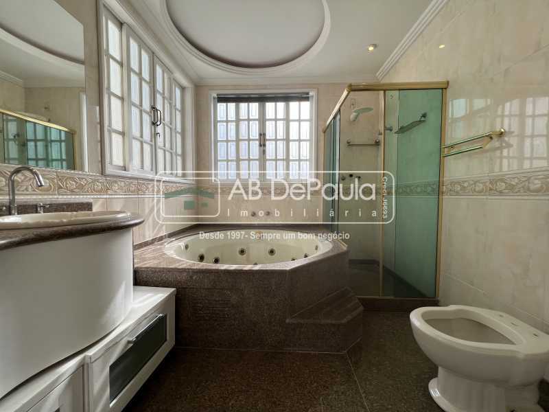 VILA VALQUEIRE - CONDOMÍNIO NOVA VALQUEIRE. Magnífica casa 406m2 Construídos, 05 Dormitórios (2 Suítes)