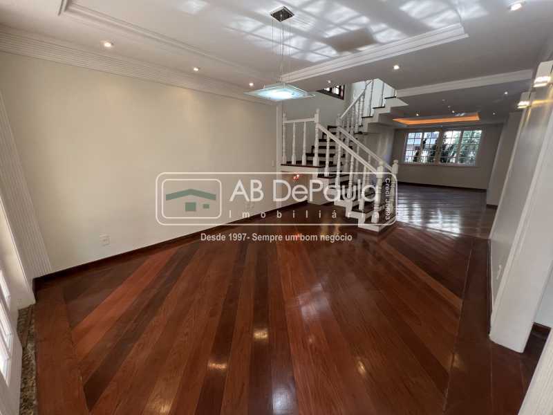 VILA VALQUEIRE - CONDOMÍNIO NOVA VALQUEIRE. Magnífica casa 406m2 Construídos, 05 Dormitórios (2 Suítes)