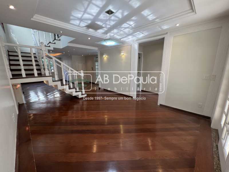 VILA VALQUEIRE - CONDOMÍNIO NOVA VALQUEIRE. Magnífica casa 406m2 Construídos, 05 Dormitórios (2 Suítes)