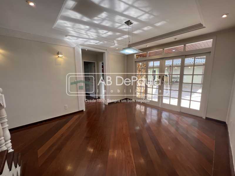 VILA VALQUEIRE - CONDOMÍNIO NOVA VALQUEIRE. Magnífica casa 406m2 Construídos, 05 Dormitórios (2 Suítes)