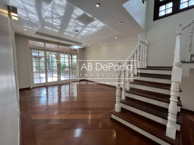 VILA VALQUEIRE - CONDOMÍNIO NOVA VALQUEIRE. Magnífica casa 406m2 Construídos, 05 Dormitórios (2 Suítes)