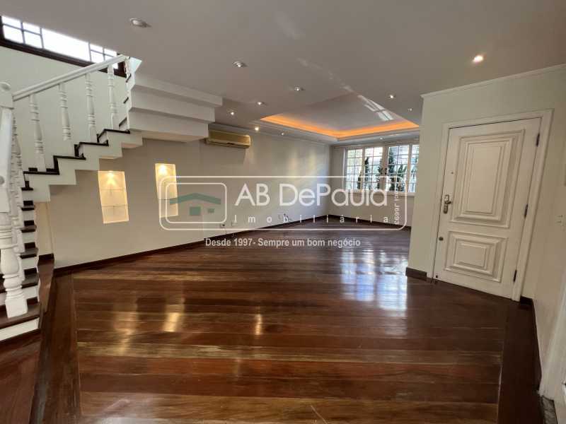 VILA VALQUEIRE - CONDOMÍNIO NOVA VALQUEIRE. Magnífica casa 406m2 Construídos, 05 Dormitórios (2 Suítes)