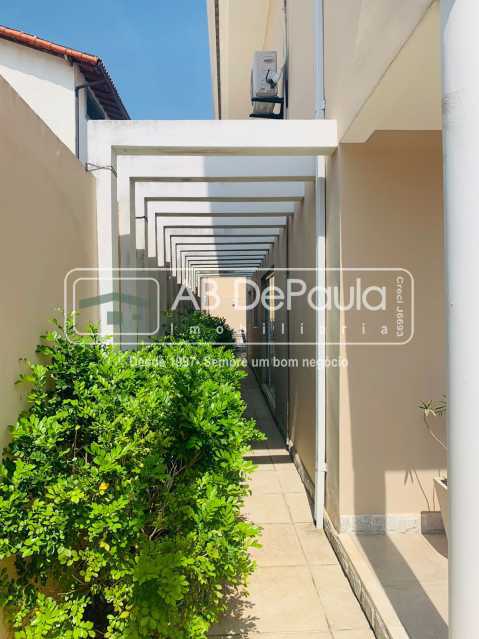 VILA VALQUEIRE - Espetacular residência, AMPLA, CLARA e AREJADA, 4 Dormitórios (2 Suítes), piscina etc