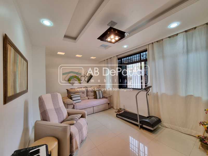 VILA VALQUEIRE - Excelente Casa Duplex à Venda - 4 Quartos Sendo 3 Suítes - Piscina - 4 Vagas