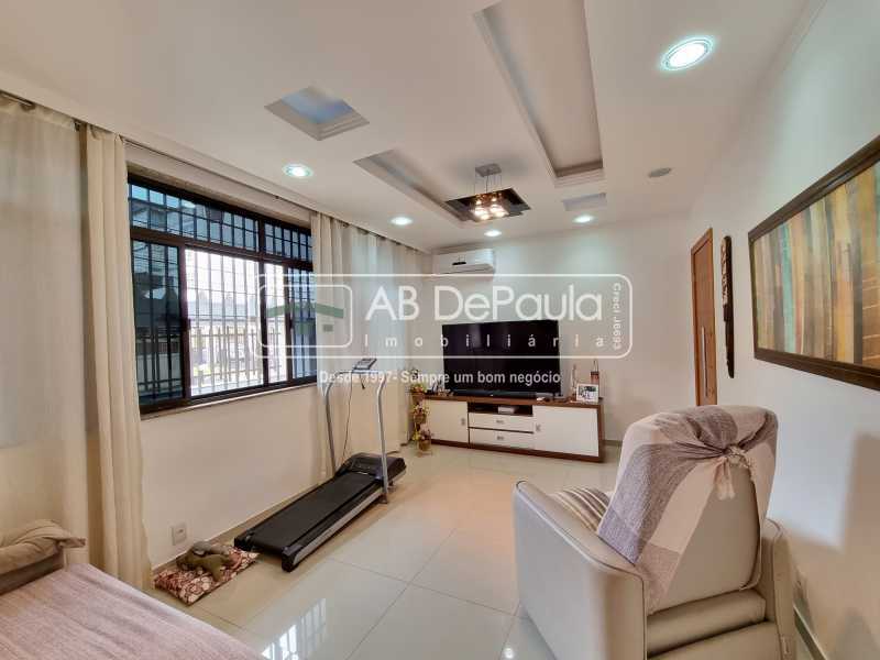 VILA VALQUEIRE - Excelente Casa Duplex à Venda - 4 Quartos Sendo 3 Suítes - Piscina - 4 Vagas