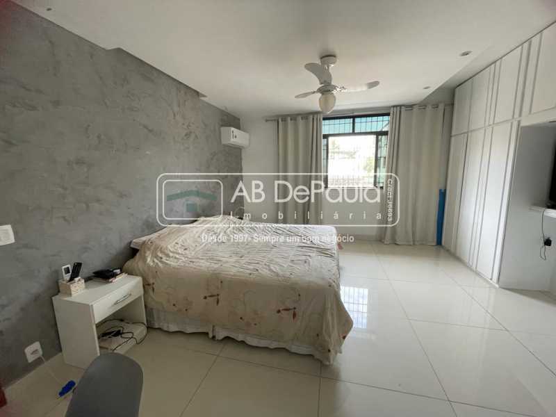 VILA VALQUEIRE - Excelente Casa Duplex à Venda - 4 Quartos Sendo 3 Suítes - Piscina - 4 Vagas