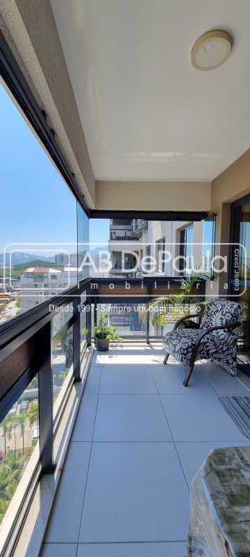 BARRA OLÍMPICA - COND. FONTANO -  Excelente Apartamento 2 Qts. sendo um Suíte - Varanda / Cortina Vidro