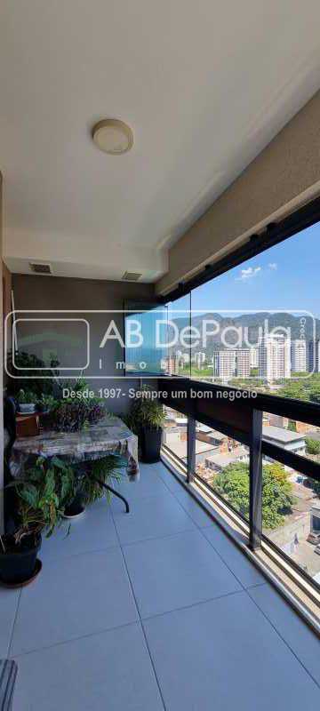 BARRA OLÍMPICA - COND. FONTANO -  Excelente Apartamento 2 Qts. sendo um Suíte - Varanda / Cortina Vidro