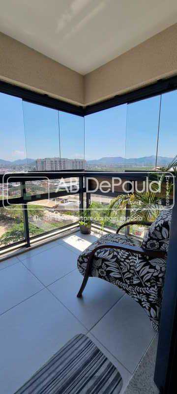 BARRA OLÍMPICA - COND. FONTANO -  Excelente Apartamento 2 Qts. sendo um Suíte - Varanda / Cortina Vidro
